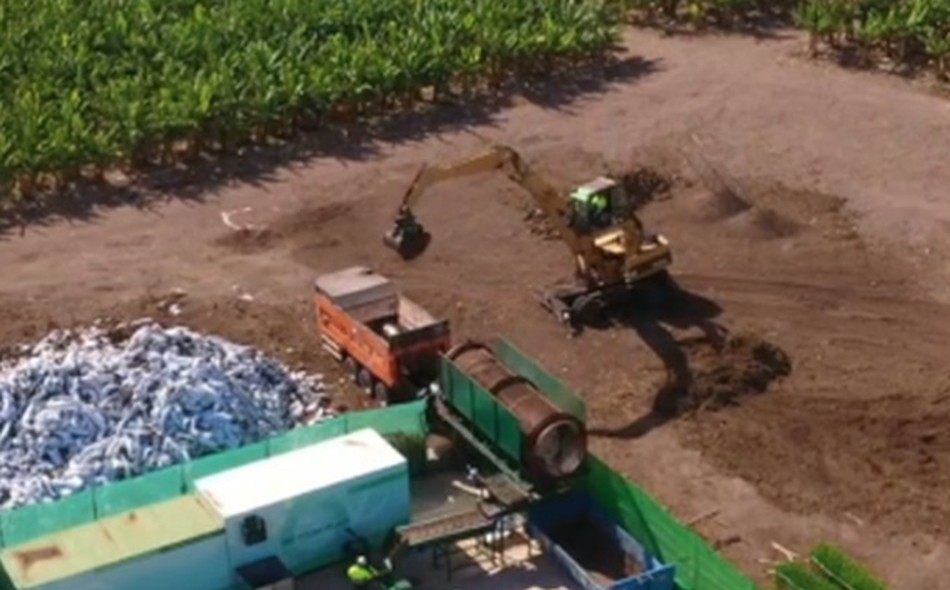 Planta Biactro en operación junto a las fincas de La Aldea